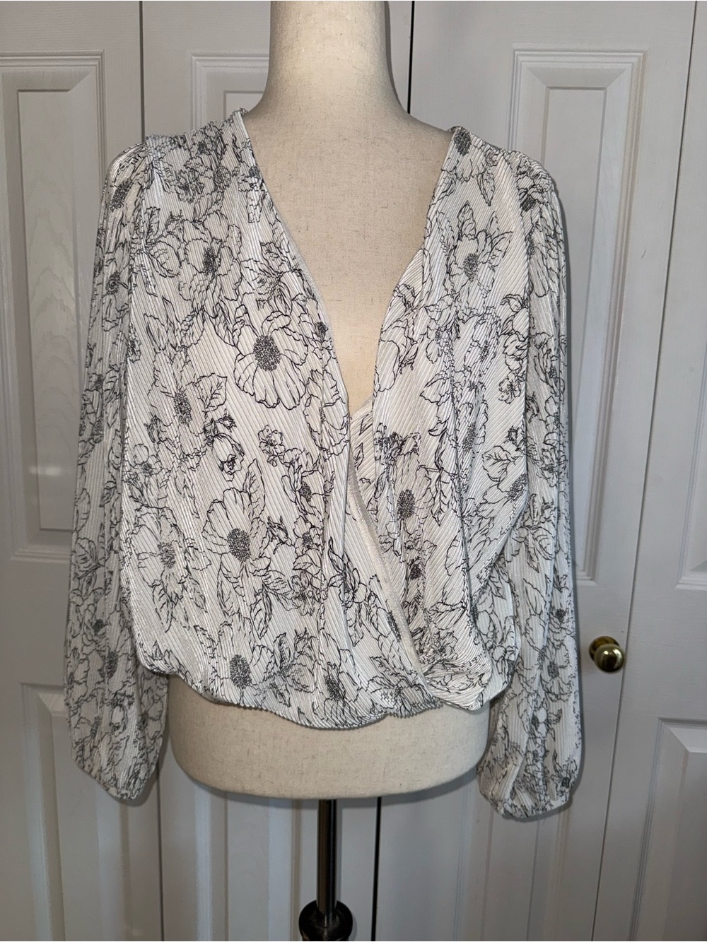 Astr the label v- neck summer pleated faux wrap floral blouse size XL